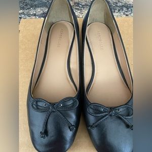 Aerosole ballet shoe, 1 inch heel, 9 1/2, black, bow tie , excellent condition